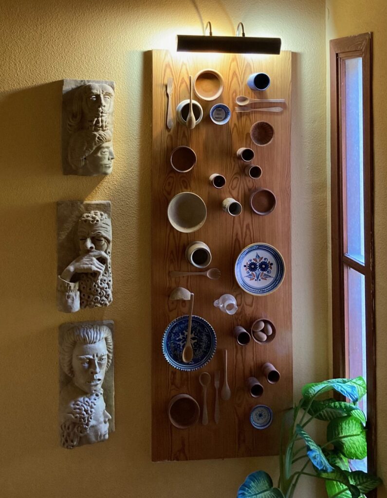 última cena en madera, piedra y cerámica