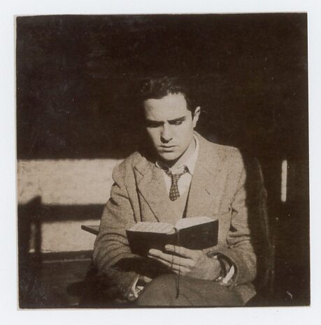 Carlos Asensio leyendo un libro